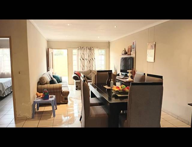 2 BEDROOM PROPERTY TO RENT IN LOMBARDY EAST